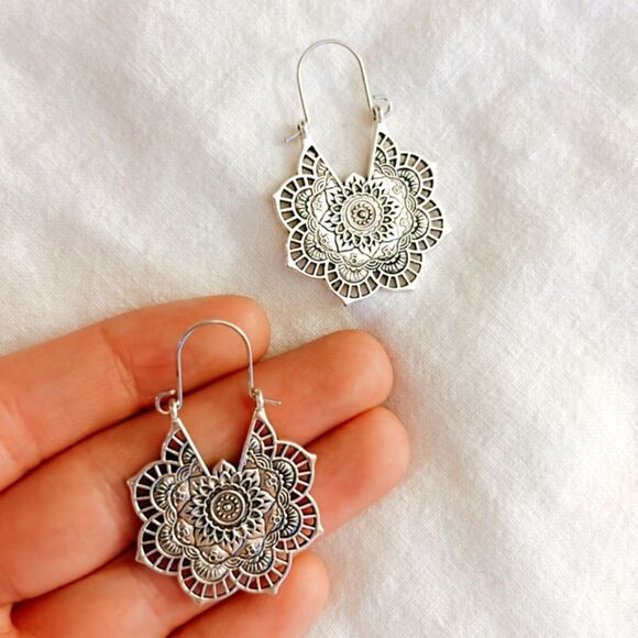 bohemian hoop flower earrings H78 - Picture 3 of 3